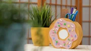 Donut-Stiftehalter: Enzo zeigt euch, wie ihr aus einer leeren Klopapierrolle und etwas Fantasie, diesen s&uuml;&szlig;en Donut-Stiftehalter f&uuml;r euren Schreibtisch basteln k&ouml;nnt.