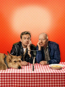 L-R: Franz Eberhofer (Sebastian Bezzel), Rudi Birkenberger (Simon Schwarz).