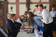 Ava (Hannah Schiller) stellt sich in der Gemeinderatssitzung offen gegen ihren Vater Martin (Sebastian Bezzel), den B&uuml;rgermeister, und seine Pl&auml;ne mit der Firma PureAqua.