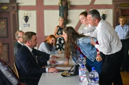 Ava (Hannah Schiller) stellt sich in der Gemeinderatssitzung offen gegen ihren Vater Martin (Sebastian Bezzel), den B&uuml;rgermeister, und seine Pl&auml;ne mit der Firma PureAqua.