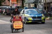 Um m&ouml;glichst schnell zu ihrem entf&uuml;hrten Hund zu kommen, stiehlt Nuri Hakimi (Meryem Ebru &Ouml;z, l.) ausgerechnet ein Hotdog-Verkaufsfahrrad und stoppt nicht einmal, als die Polizei sie dazu auffordert.