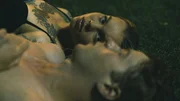 Saschi (Lea Zoë Voss) fühlt mit Lorenz (Jonas Holdenrieder), als er ihr von einem traumatischen Erlebnis in seiner Kindheit berichtet. Saschi (Lea Zoë Voss) fühlt mit Lorenz (Jonas Holdenrieder), als er ihr von einem traumatischen Erlebnis in seiner Kindheit berichtet.