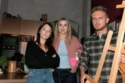 Lilly (Iris Mareike Steen, l.), Alicia (Josefin Bressel) und Paul (Niklas Osterloh) beobachten, wie Pauls Sohn die WG teilweise verw&uuml;stet.