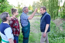 Bernhard Schultz (Michael Roll, 2.v.r.), der Ava (Hannah Schiller) und Alex (Sebastian Urbanski) auf seiner Seite hat, versucht Martin (Sebastian Bezzel, rechts) klarzumachen, dass dem Land und der Landwirtschaft Trockenheit droht.
