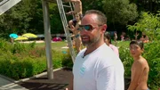 Das Freibad in Much wird nur von Freiwilligen am Leben gehalten. Mathelehrer Patrick hilft als Rettungsschwimmer aus.