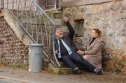 Vorsicht Scharfschütze! Koops (Aljoscha Stadelmann) und die Personenschützerin Claudia Böhm (Franziska Weisz) nehmen Deckung. Vorsicht Scharfschütze! Koops (Aljoscha Stadelmann) und die Personenschützerin Claudia Böhm (Franziska Weisz) nehmen Deckung.
