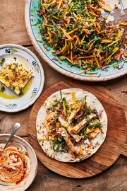 Wrap mit Regebogensalat.