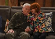 Joe Burns (Stacy Keach, l.); Beverly Burns (Swoosie Kurtz, r.) Joe Burns (Stacy Keach, l.); Beverly Burns (Swoosie Kurtz, r.)