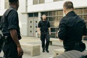 Georg (Murathan Muslu, M.) ist nicht sicher, ob er auf die Unterst&uuml;tzung seiner Kollegen Man&eacute; (Emmanuel Ajayi, l.) und Mario (Paul Wollin, r.) z&auml;hlen kann.