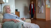 Mia (Milena Tscharntke, re.) sucht die Heimbewohnerin Frau Schiller (Monika Barth) in ihrem Zimmer auf.
