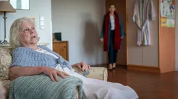 Mia (Milena Tscharntke, re.) sucht die Heimbewohnerin Frau Schiller (Monika Barth) in ihrem Zimmer auf.