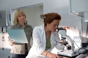 "Soko Kitzb&uuml;hel", Szene: Als die SOKO das Schlafzimmer der Schauspielerin Sophie Hoff betritt, liegt Hoff in einem roten Kleid gefesselt auf ihrem Bett. Tot. Im Bild (v.li.): Kristina Sprenger (Karin Kofler), Christine Klein (Dr. Haller).