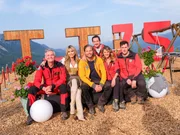 An der Seite von Sebastian Str&ouml;bel (3.v.l.) Luise B&auml;hr (2.v.r.), Markus Brandl (3.v.r.), Robert Lohr (l.) und Michael Pascher (r.) ist Heidi Klum (2.v.l.) als Isabell in der "Bergretter"-Folge "Bruderliebe" zu sehen.