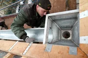 Passt perfekt: Die Dachrinne wird an den Wasserfangkasten montiert.