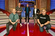 Moderator Kai Pflaume (M.) und seine Rateteam-Kapit&auml;ne Bernhard Ho&euml;cker (l.) und Elton (r.) begr&uuml;&szlig;en in dieser Sendung den S&auml;nger Ben Zucker (2.v.l.) und seine Schwester, die S&auml;ngerin Sarah Zucker (2.v.r.).