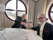 Waldi (l.) und sein Freund Ricardo (r.) lassen sich in die Welt von Knigge einführen. Waldi (l.) und sein Freund Ricardo (r.) lassen sich in die Welt von Knigge einführen.