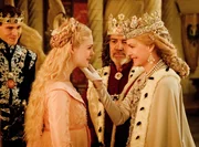 (v.li.): Prinz Phillip (Harris Dickinson), Prinzessin Aurora (Elle Fanning), K&ouml;nig John (Robert Lindsay), K&ouml;nigin Ingrith (Michelle Pfeiffer).