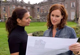 Die Architektin Lea (Sandra Speichert, li.) lernt Brians Ex-Frau Rebecca (Nicole Beutler) kennen.
