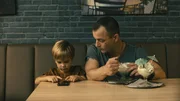 Milan (Ben Winkler, l.) und sein Vater Mario (Paul Wollin, r.) haben sich lange nicht gesehen. Wird das Eis zwischen ihnen brechen? Milan (Ben Winkler, l.) und sein Vater Mario (Paul Wollin, r.) haben sich lange nicht gesehen. Wird das Eis zwischen ihnen brechen?