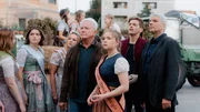 Ivo Batic (Miroslav Nemec, Mitte), Annelie (Daria Vivien Wolf, 3. von rechts), Kalli (Ferdinand Hofer, 2. von rechts) und Franz Leitmayr (Udo Wachtveitl) suchen die Nadel im Heuhaufen. Ivo Batic (Miroslav Nemec, Mitte), Annelie (Daria Vivien Wolf, 3. von rechts), Kalli (Ferdinand Hofer, 2. von rechts) und Franz Leitmayr (Udo Wachtveitl) suchen die Nadel im Heuhaufen.