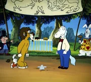 L&ouml;we und Einhorn blicken sich tief in die Augen, w&auml;hrend das Publikum auf den Ringkampf wartet.