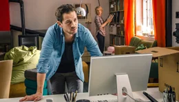 Eva (Juliane K&ouml;hler) beobachtet Tom (Marc Benjamin).