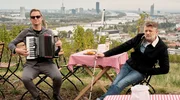 ARD Degeto DER WIEN-KRIMI: BLIND ERMITTELT - TOD IM WEINBERG - generisches Motiv/Titel Presseheft - Im Weinberg: Sonderermittler Haller (Philipp Hochmair, li.) und Niko (Andreas Guenther, re.) ermitteln.