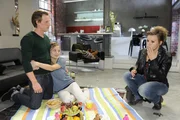 Nach ihrem Besuch bei Nina ist Anna klar, dass sie der Schl&uuml;ssel zur L&ouml;sung des Fanni-Geheimnisses ist. Als Paule (Wanda Worch, r.) erf&auml;hrt, dass Tom (Patrick Kalupa, l.) und Fanni (Eveline Suter, M.) noch am selben Tag ihre Ehe und damit den Ehevertrag notariell neu beglaubigen lassen wollen, ist beiden klar, dass sie schnell handeln m&uuml;ssen ...