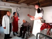(v.li.): Rudolf Wessely (Dr. Knorr), Kitty Speiser (Klara Koch), Alois Mitterhuber (Adolf Koch), Holger Schober (Roman Koch). (v.li.): Rudolf Wessely (Dr. Knorr), Kitty Speiser (Klara Koch), Alois Mitterhuber (Adolf Koch), Holger Schober (Roman Koch).