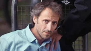 Aufgeflogen! Schuldbewusst blickt der Vater (Herv&eacute; David) zu seinem Sohn Matthias, w&auml;hrend ihn ein Polizisten (Cyril Guyot) aufh&auml;lt.