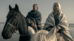 Amleth (Alexander Skarsg&aring;rd, l.) und Olga vom Birkenwald (Anya Taylor-Joy, r.) planen zwischenzeitlich, aus ihrer Versklavung auszubrechen und eine Familie zu gr&uuml;nden.