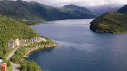 650 Kilometer schl&auml;ngelt sich der Kystriksveien durch die zerkl&uuml;fteten Fjordlandschaften Nord-Norwegens.