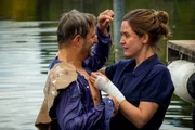 Gilles (Philipp Hochmair) hat Lisas (Emily Cox) Ehering wiedergefunden.