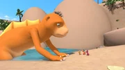 Am Strand stehen Oskar, Kokosnuss und Matilda vor dem gigantisch großen Seedrachen Amadeus und hören ihm zu. Am Strand stehen Oskar, Kokosnuss und Matilda vor dem gigantisch großen Seedrachen Amadeus und hören ihm zu.