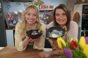 Zora Klipp und Inka Scheider (re.) servieren Dampfnudeln mit Vanillesoße und andere Lieblingsgerichte aus ihrer Kindheit. Zora Klipp und Inka Scheider (re.) servieren Dampfnudeln mit Vanillesoße und andere Lieblingsgerichte aus ihrer Kindheit.