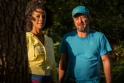 Pia (Dennenesch Zoud&eacute;) und ihr Mann Marc (Peter Schneider) beobachten besorgt das Geschehen bei den Nachbarn.