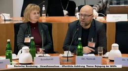 Ilka Reinhard (Lupus-Institut f&uuml;r Wolfsmonitoring und -forschung) und Carsten Nowak (Senckenberg Forschungsinstitut) sprechen vor dem Umweltausschuss des Bundestages.