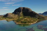 Ein Berg, um den sich viele Legenden ranken - der Torghatten am Kystriskveien.