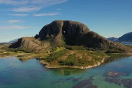 Ein Berg, um den sich viele Legenden ranken - der Torghatten am Kystriskveien.