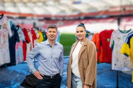 Esther Sedlaczek und Thomas Hitzlsperger machen sich auf eine lange WM-Reise. v.l.n.r.: Thomas Hitzlsperger, Ex-Profi und ARD-Experte, und Esther Sedlaczek, Moderatorin.