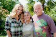 Hinter den Hecken &ndash; Multi-Kulti-Garten in Weggis LU Staffel 6 Folge 4. Nicole Berchtold mit Elisabeth und Alexander Oetiker in ihrem Garten in Weggis.