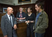 Eine Spur f&uuml;hrt ins Tattoo-Studio, v.li.: Christian Berkel als Bruno Schumann, Pit Bukowski als Steffen Schmidt, Sophie Pfennigstorf als Deborah Nolte, Timo Jacobs als Jan Michalski
