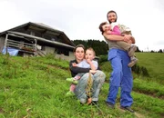 Alp Guggeln, Rellerli, Schoenried, bei Saanen. Anna Tschannen und Daniel Glauser mit Sohn Max und Tochter Lilith Alp Guggeln, Rellerli, Schoenried, bei Saanen. Anna Tschannen und Daniel Glauser mit Sohn Max und Tochter Lilith
