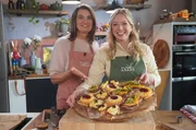Zora Klipp und Inka Schneider (li.) servieren Toast Hawaii und andere Lieblingsgerichte aus ihrer Kindheit. Zora Klipp und Inka Schneider (li.) servieren Toast Hawaii und andere Lieblingsgerichte aus ihrer Kindheit.