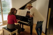 Lisa (Emily Cox) und Gilles (Philipp Hochmair) haben ihr gemeinsames Gl&uuml;ck gefunden.