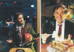 Schon nach wenigen Tagen begegnet Alex (Daniel Br&uuml;hl) &uuml;berall in Berlin den Spuren westlicher Lebenskultur und deren Verhei&szlig;ungen.
