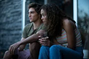 Die Beziehung von Marlon (Joao Marinho, l.) und seiner Freundin Bodhi (Savannah La Rain, r.) ist an einem schwierigen Punkt angelangt.