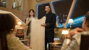 Um zu zeigen, dass sie genau wissen, wie eine Hochzeit auf der Erde gefeiert wurde, zeigen Nia (Vanessa Loibl) und Adam (David Brizzi) ihren Gästen ein garantiert typisches Hochzeitskleid … Um zu zeigen, dass sie genau wissen, wie eine Hochzeit auf der Erde gefeiert wurde, zeigen Nia (Vanessa Loibl) und Adam (David Brizzi) ihren Gästen ein garantiert typisches Hochzeitskleid …