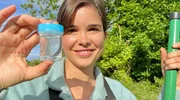 Stolz zeigt Anna den wilden Medizinischen Blutegel, den sie gefunden hat. Diese spezielle Blutegel-Art ist in Deutschland mittlerweile sehr selten und deswegen streng gesch&uuml;tzt.