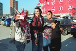 Esther Sedlaczeck (Mitte) und Fans beim traditionellen Tailgating vor dem Ligaspiel der Xolos in Tijuana, Mexiko.